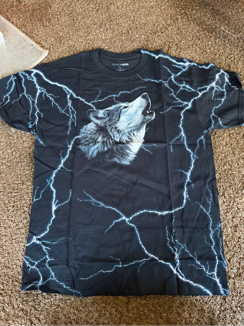 Wolf Howl Lightning Graphic Tee size Large NEW
